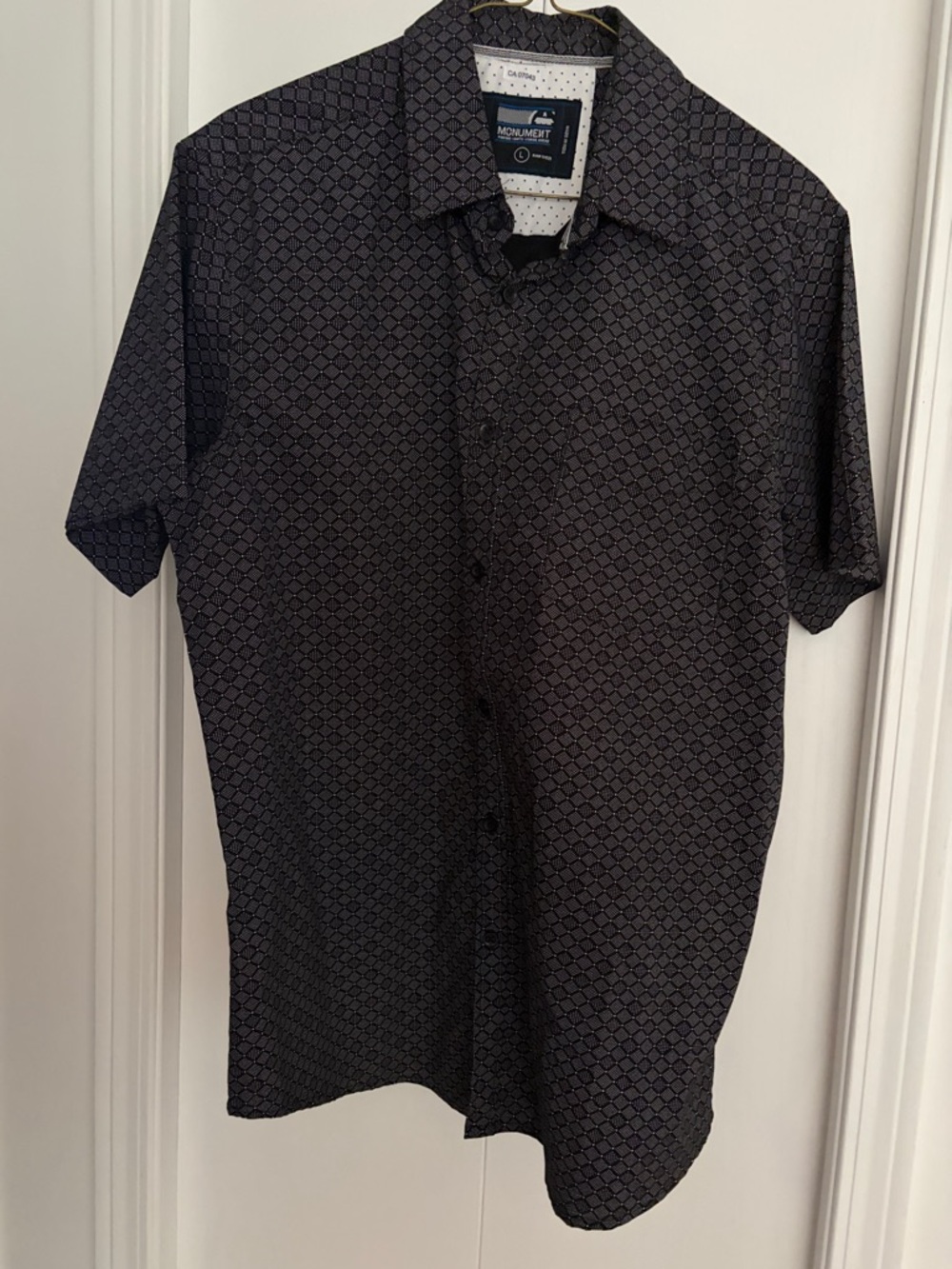 Monument men’s shirt size large